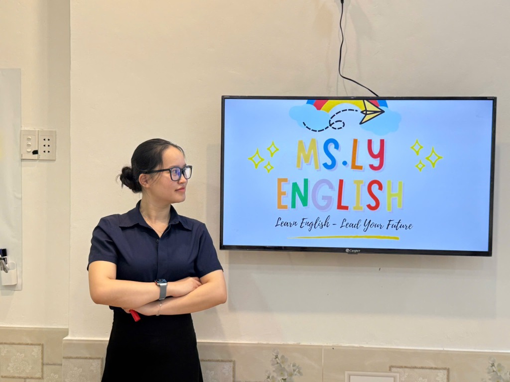 Cô Ly hướng dẫn học sinh trong lớp học tiếng Anh nhóm nhỏ